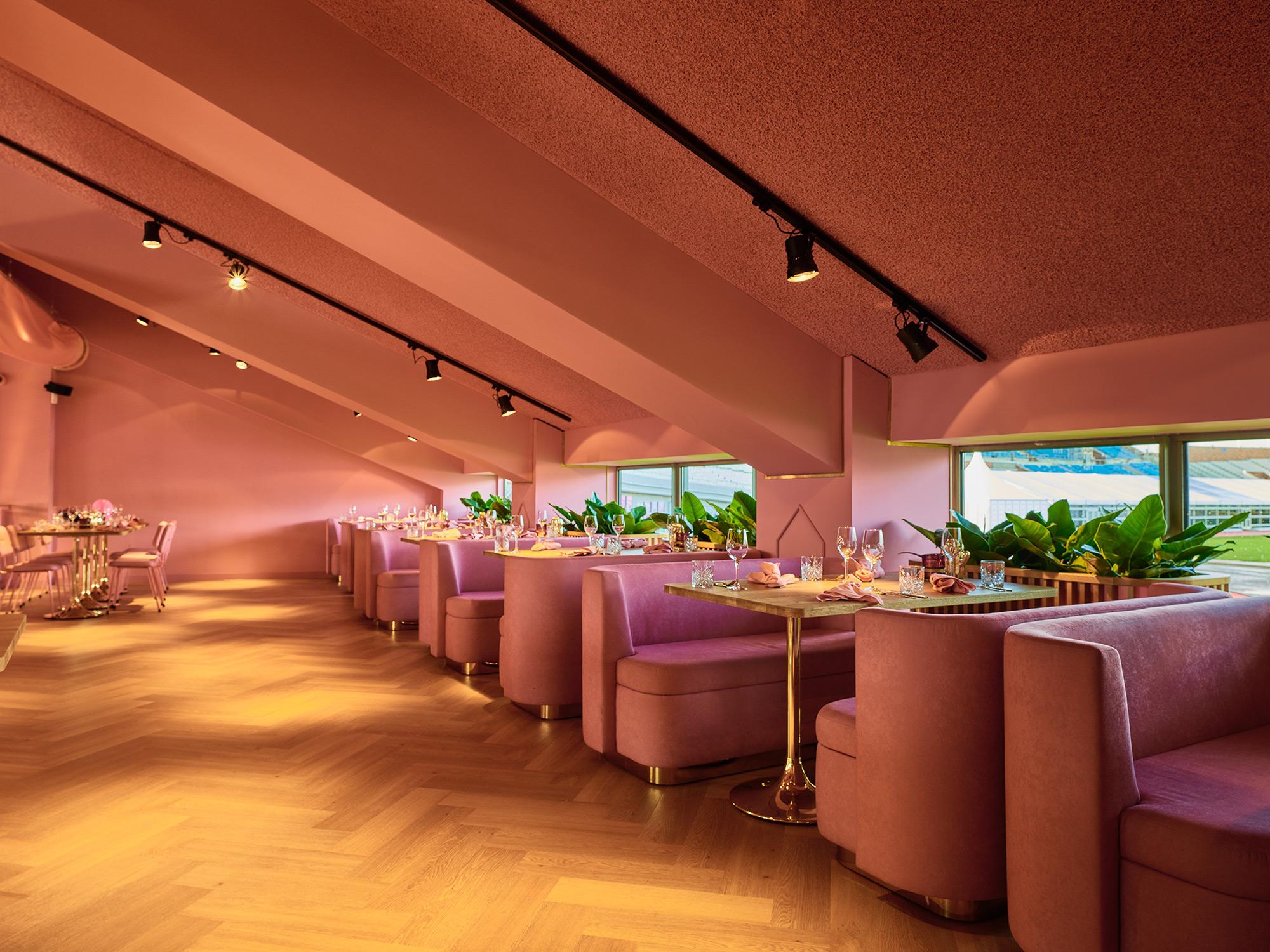  Akoestisch spuitwerk in een op maat gemaakte kleur in een gezellig restaurant.