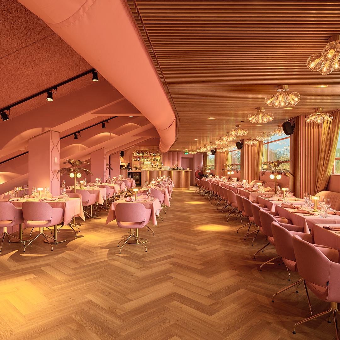 Acospray DC3 roze akoestisch plafond in lange restaurantzaal van Mama Kelly Amsterdam door Acosorb