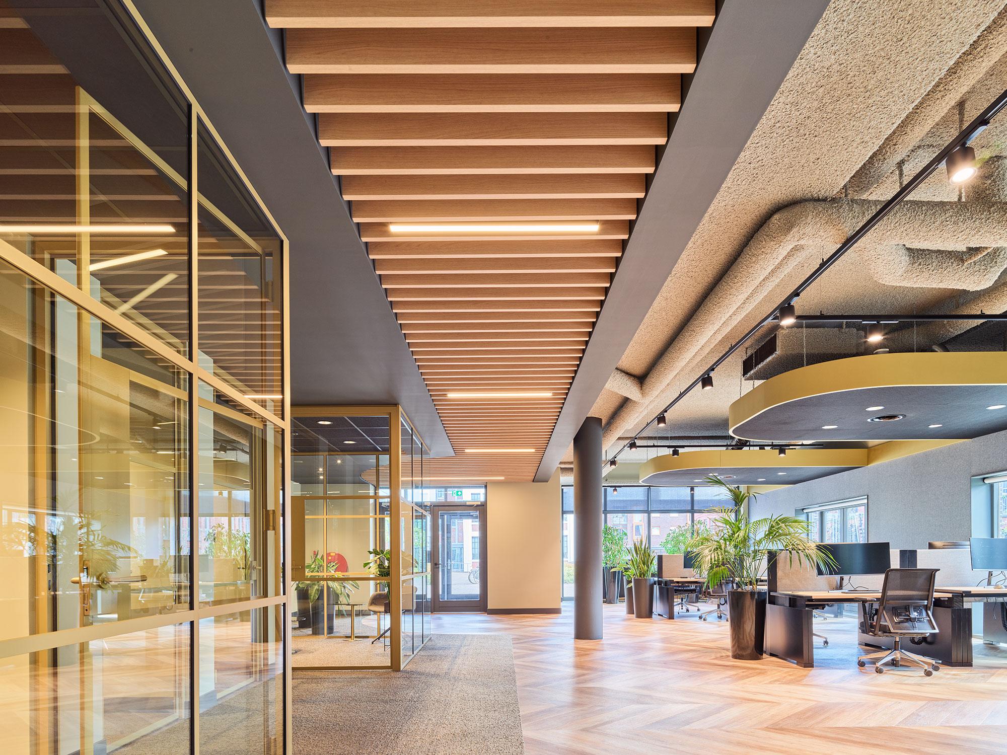 akoestisch plafond in een kantoorruimte