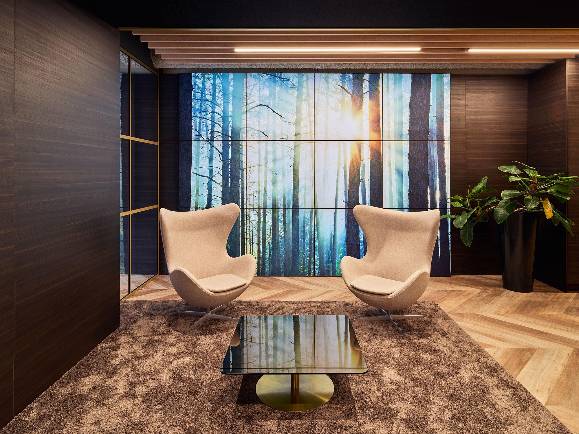 Een moderne zithoek met twee stoelen en een salontafel.