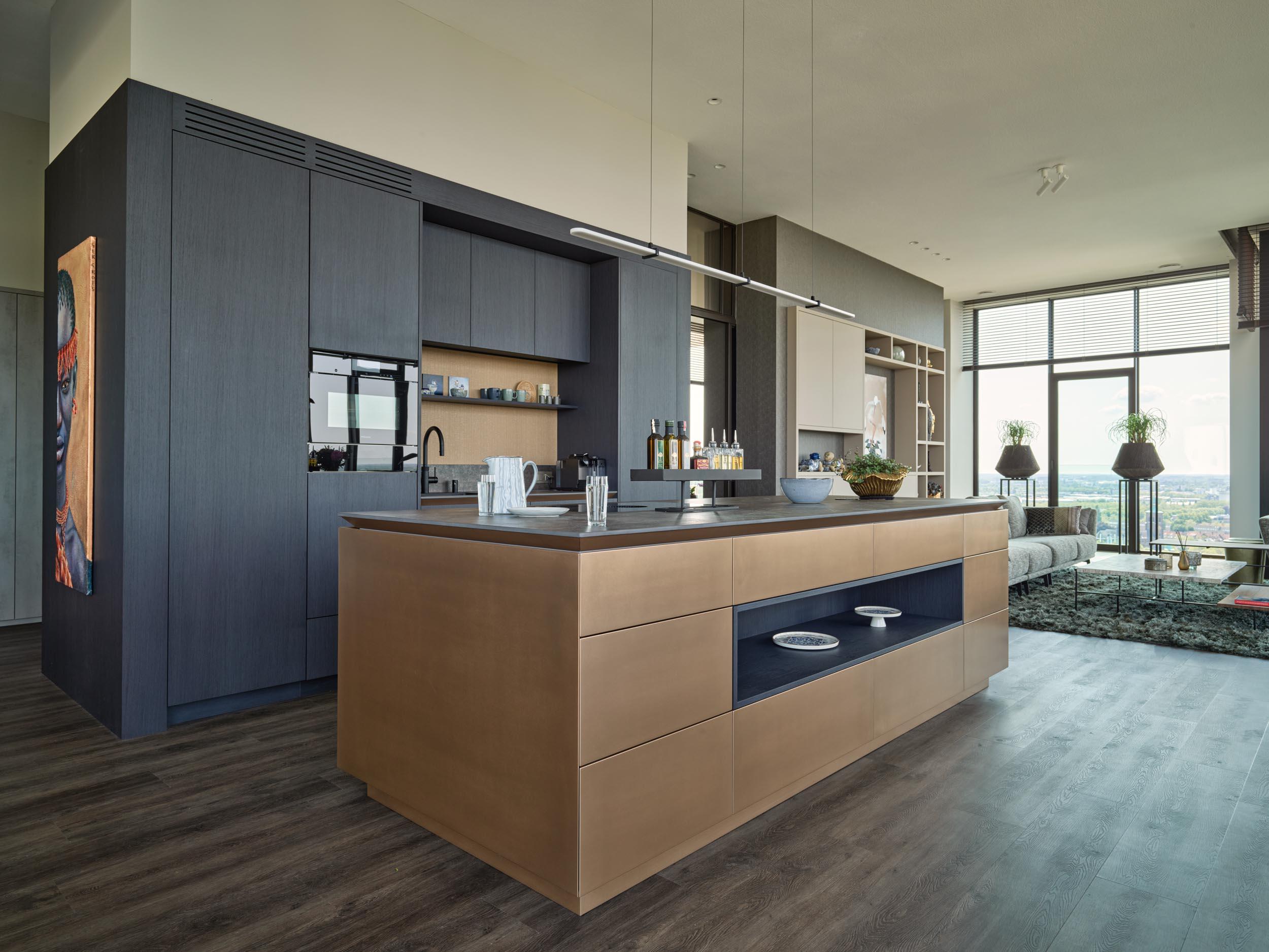 Akoestisch spuitwerk op het plafond in een keuken in een penthouse.