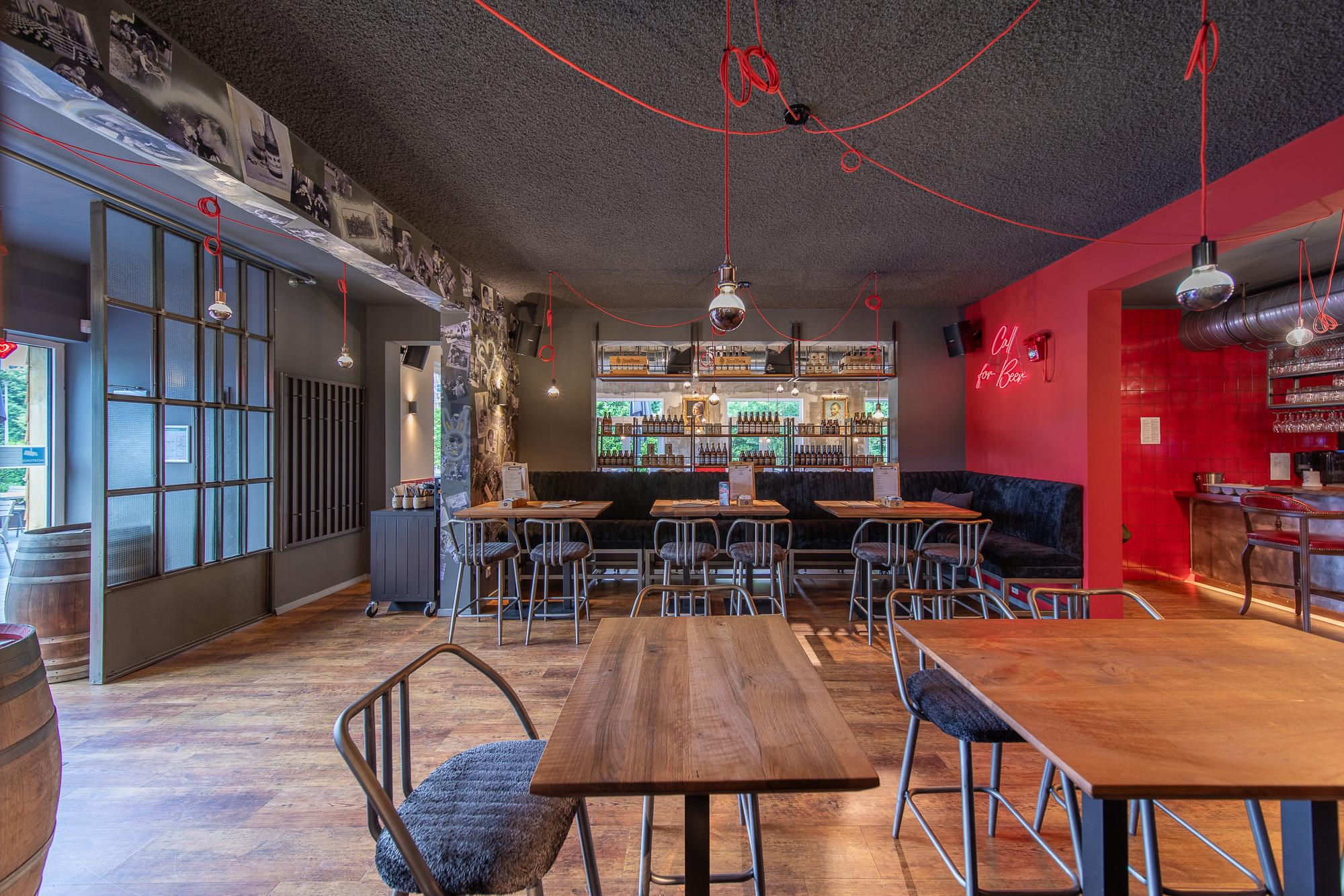 akoestisch spuitwerk plafond restaurant met industrieel interieur door Acosorb
