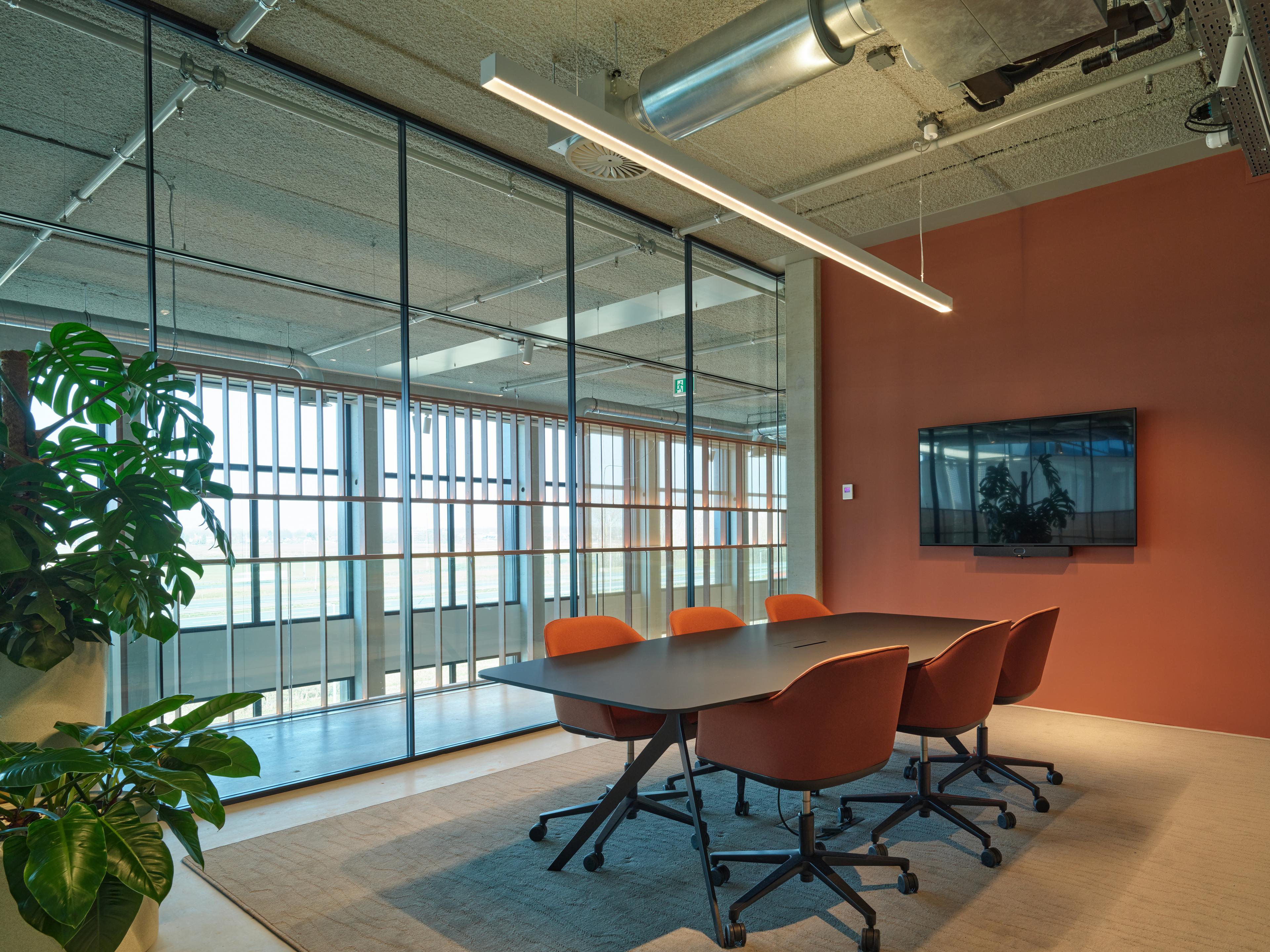 vergaderruimte Kantoor Vercom met Acospray® DC3 in ILA grey, aangebracht door Acosorb op het volledige plafond. Het akoestisch spuitwerk integreert zichtbare installaties in een rustig, uniform plafondsysteem.