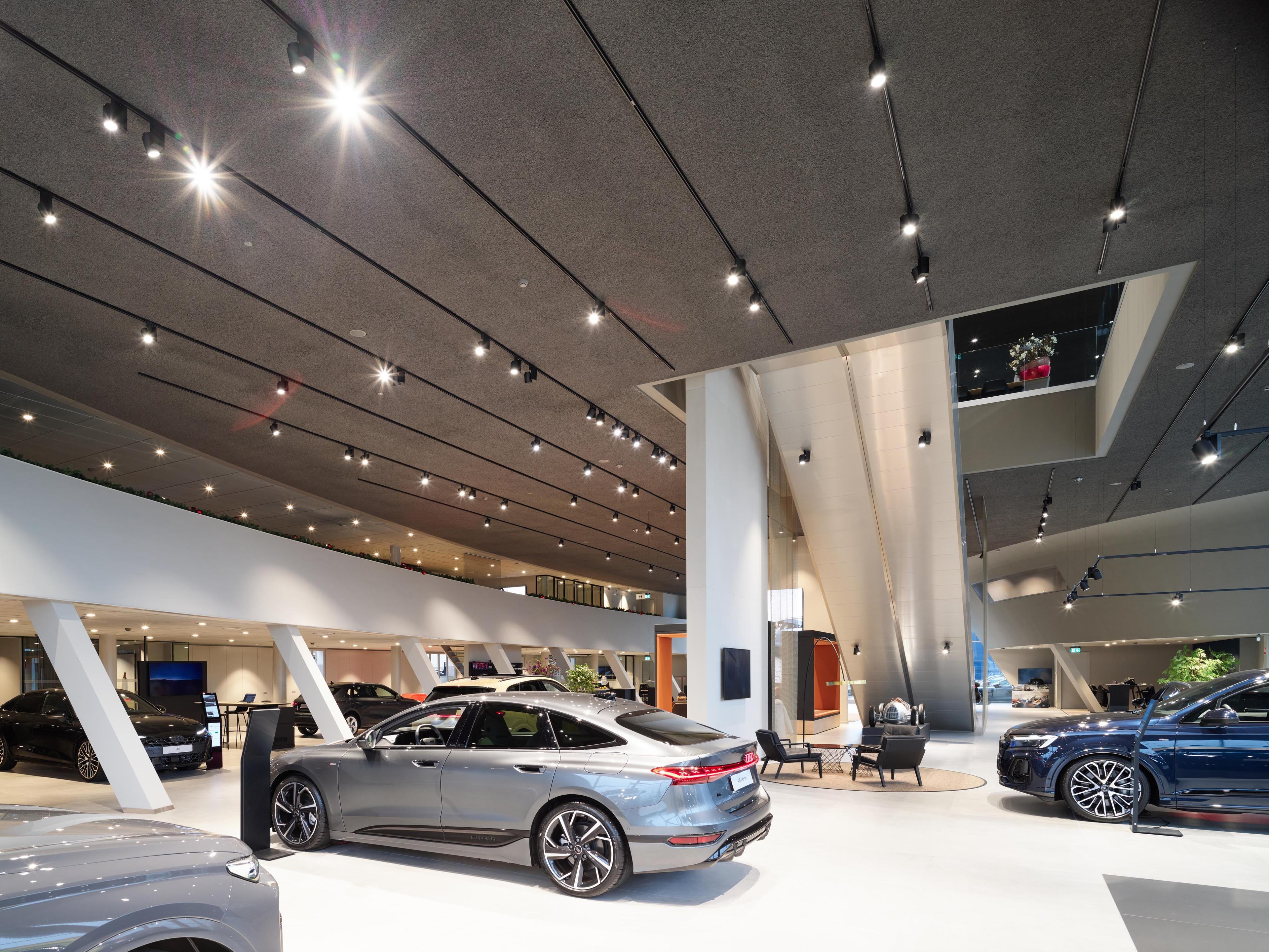 Audi auto interieur showroom met spotjes en vlokken plafond van Acosrob