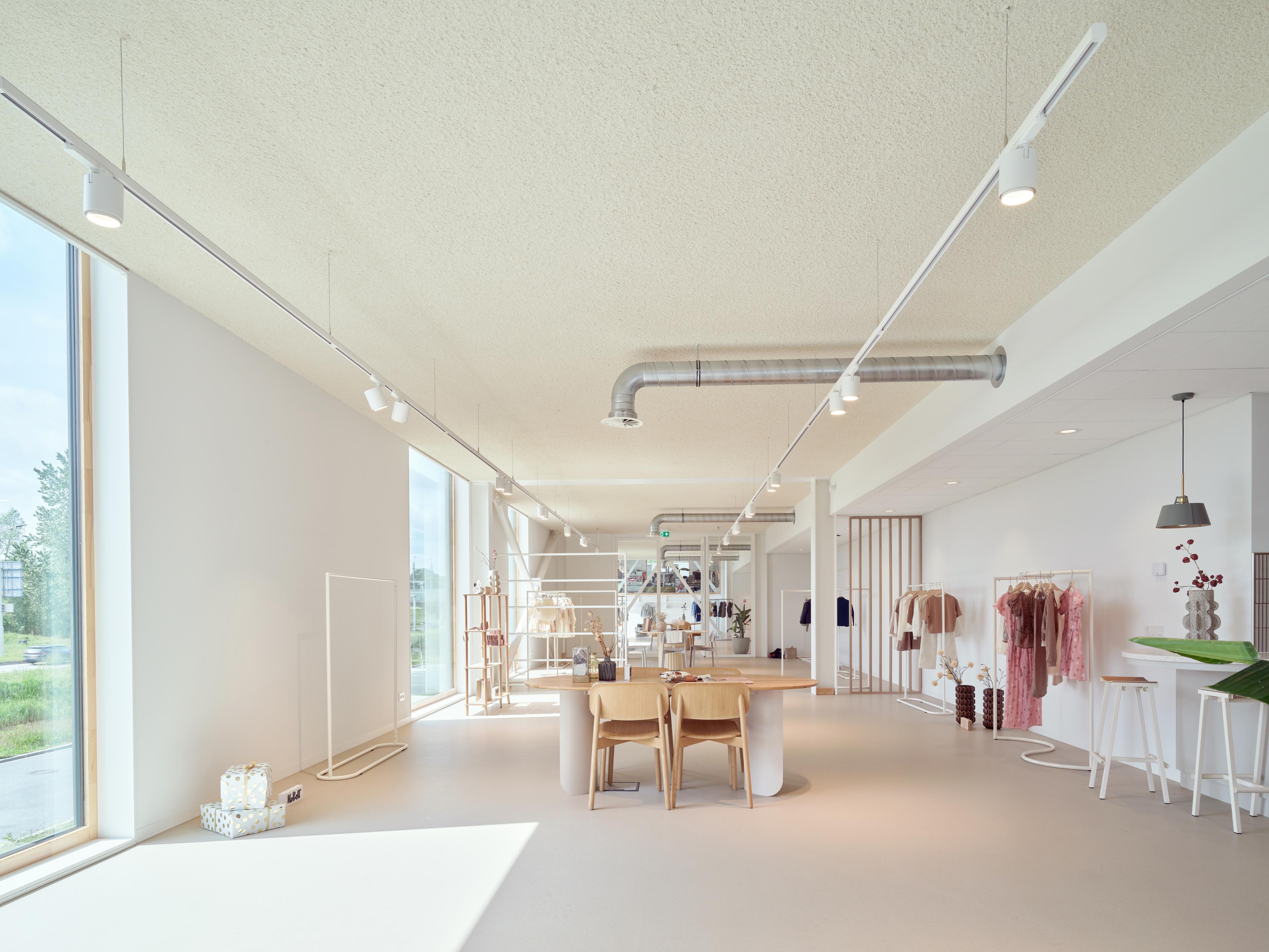 Akoestisch plafond in Jolo Fashion te Breda, helder en modern interieur met neutrale kleuren en een rustige sfeer