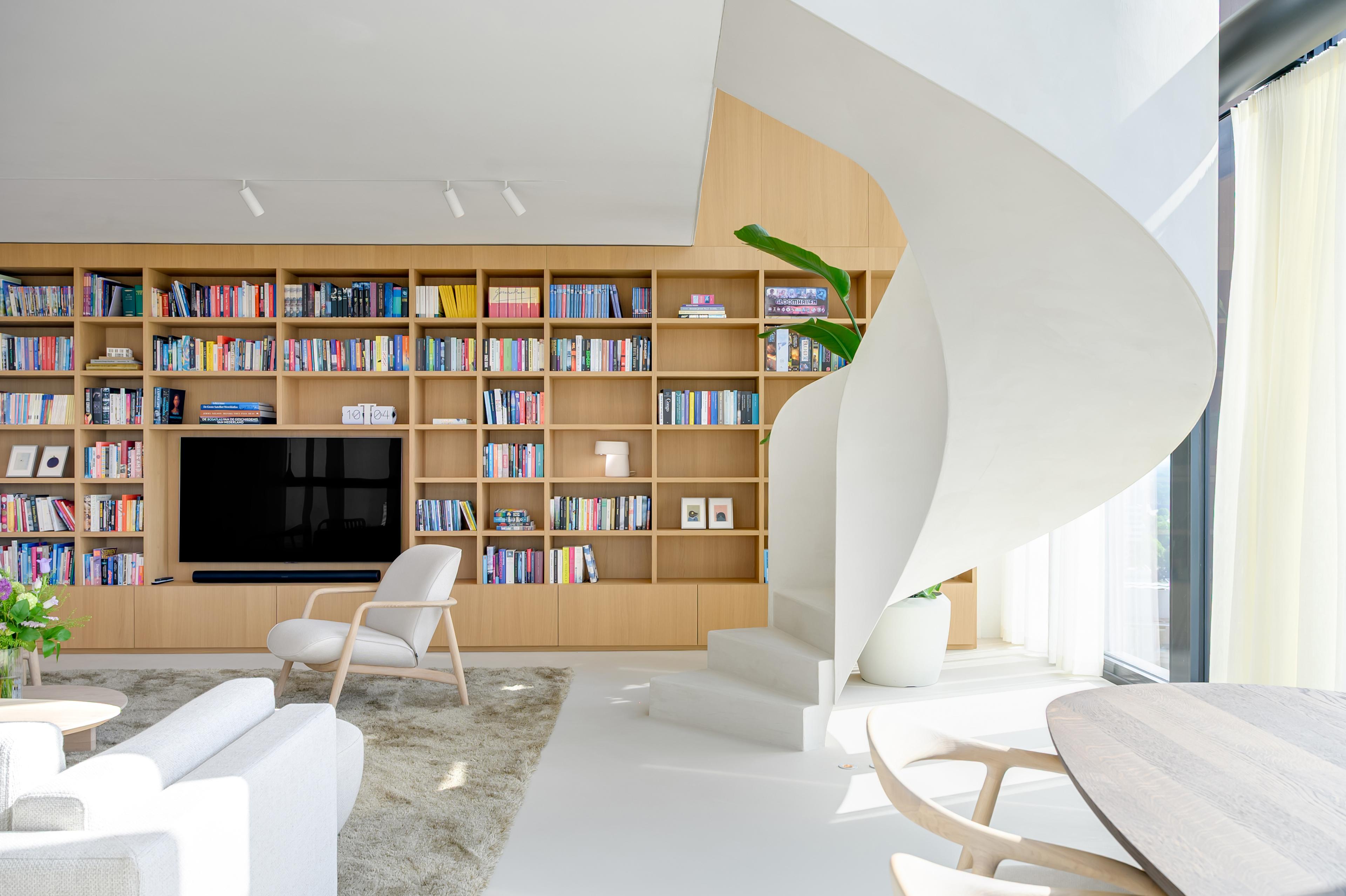bibliotheekwand-spiraaltrap-akoestisch-stucwerk_Wonderwoods_Acosorb_AcoplasterF.jpg