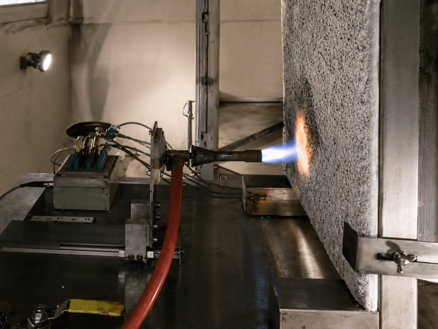 kiwa brandtest smeulen acospray akoestisch plafond.png